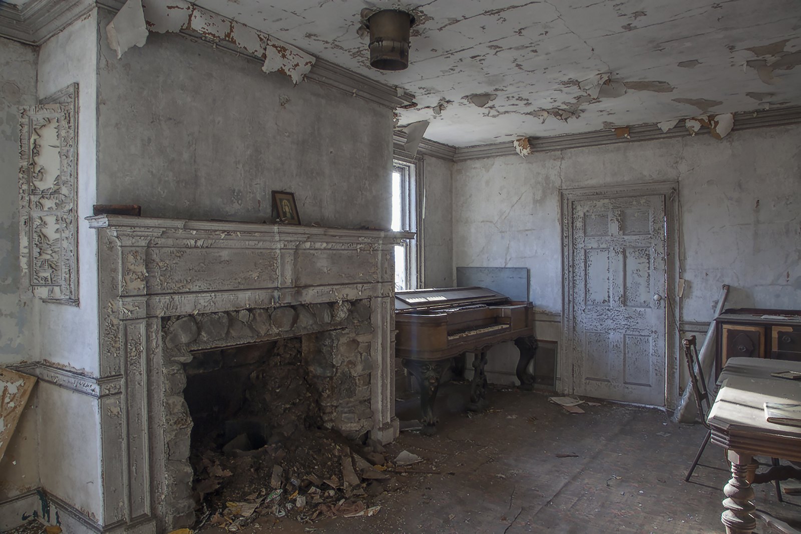Urban Archeology & Modern Ruins — South Parlor Buttonwood
